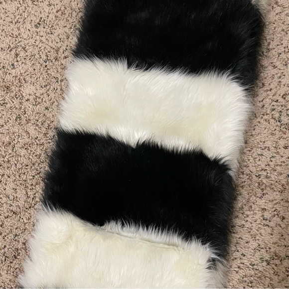 H&M Faux Fur Scarf - Picture 3 of 5